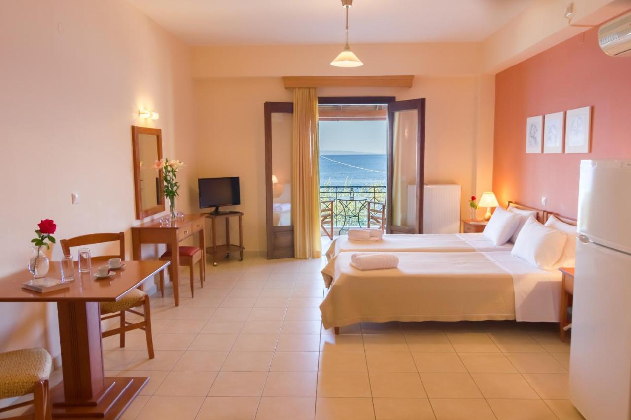 Polichni Hotel Leonídion Eksteriør billede